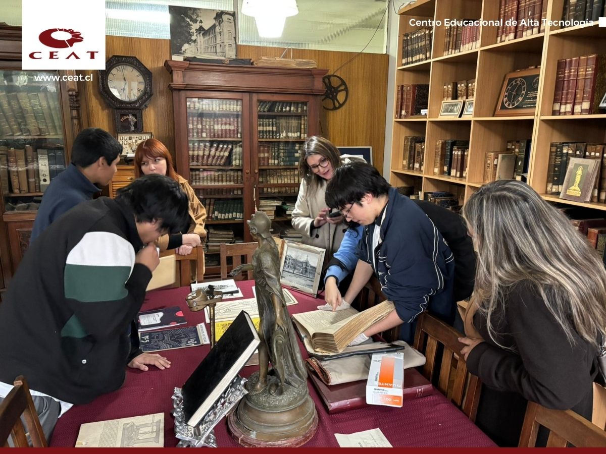 Visita al Taller de Patrimonio del Liceo Enrique Molina Garmendia (2)